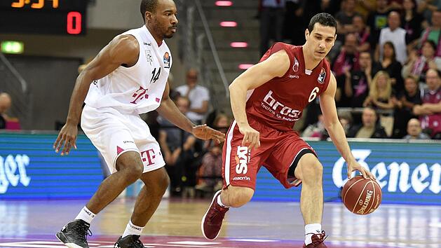Nikolaos Zisis (r.) hat sich in Bonn im Bamberger Trikot zur&uuml;ckgemeldet.  Foto: J&ouml;rn Wolter