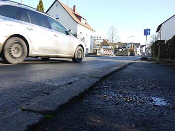 Wenn die kleinen Straßen in den bayerischen Städten und Gemeinden kaputt sind und voll ausgebaut werden müssen, zahlen die Bürger mit. Das sieht das Gesetz vor. Die Frage ist, wie lange noch.Berthold Köhler