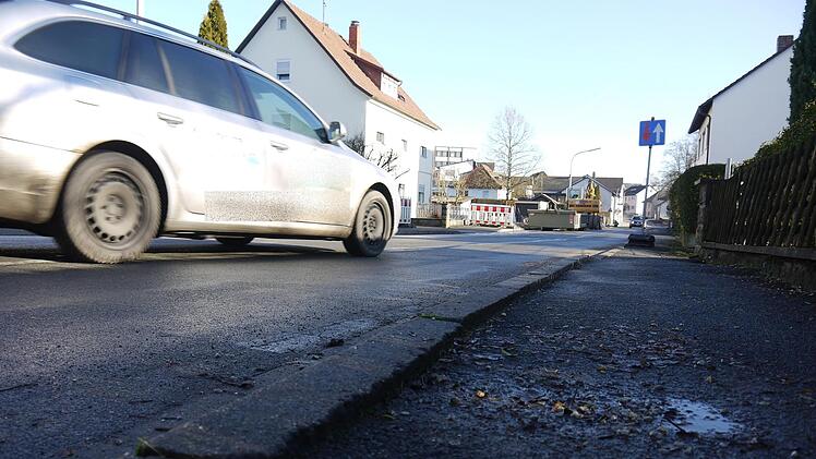 Wenn die kleinen Straßen in den bayerischen Städten und Gemeinden kaputt sind und voll ausgebaut werden müssen, zahlen die Bürger mit. Das sieht das Gesetz vor. Die Frage ist, wie lange noch.Berthold Köhler