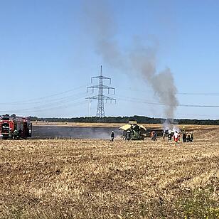 Kreis Neustadt/Aisch: Heiß gelaufenes Arbeitsgerät steckt einen Hektar Feld in Flammen – 100.000 Euro Schaden