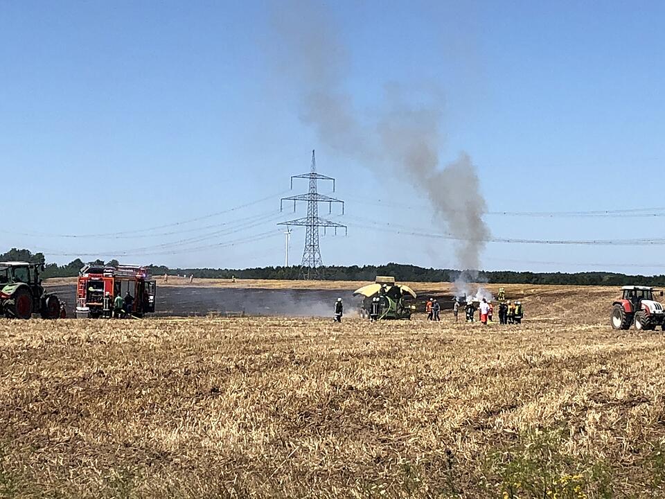 Kreis Neustadt/Aisch: Heiß gelaufenes Arbeitsgerät steckt einen Hektar Feld in Flammen – 100.000 Euro Schaden