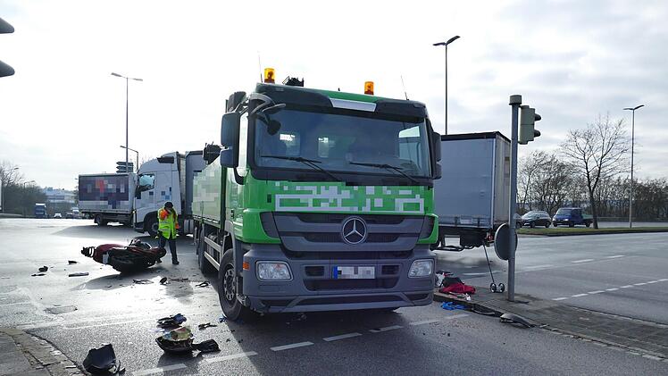 Nach einem Zusammenstoß am Montagvormittag zwischen einem Lkw und einem Rollerfahrer im Bereich des Nürnberger Hafens, schwebt der Fahrer des Motorrollers in Lebensgefahr. Foto: News5/Oßwald