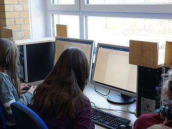 Schülerinnen der Mittelschule üben das Zehn-Finger-Tippen auf der Tastatur. Foto: Arkadius Guzy