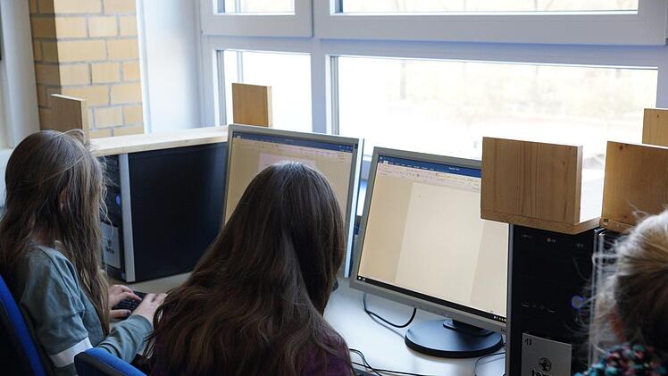 Schülerinnen der Mittelschule üben das Zehn-Finger-Tippen auf der Tastatur. Foto: Arkadius Guzy