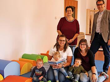 Hanna, Isabella und Lennox sind die Ersten in der neuen "Wolkchengruppe" und werden von Lena Petzet und Jacqueline Dörfler (jeweils von links) betreut. Kindergartenleiterin Beate Ott und Bürgermeister Roland Wolfrum schauten sich in der neuen Kinderkrippe um. Foto: Klaschka