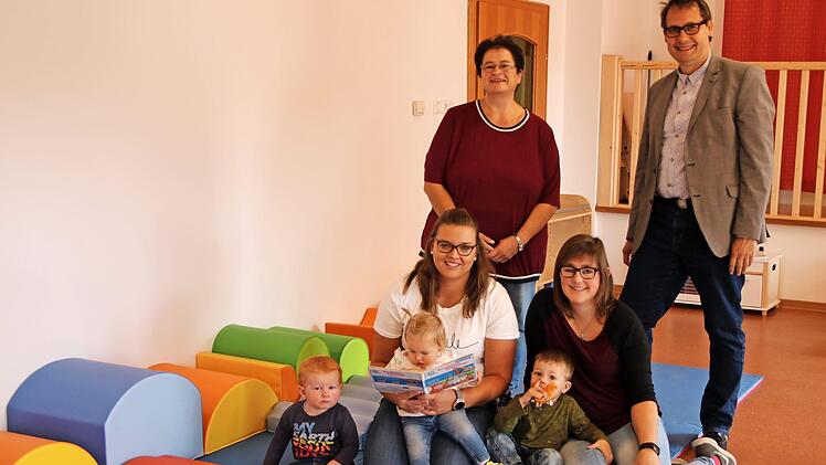 Hanna, Isabella und Lennox sind die Ersten in der neuen "Wolkchengruppe" und werden von Lena Petzet und Jacqueline Dörfler (jeweils von links) betreut. Kindergartenleiterin Beate Ott und Bürgermeister Roland Wolfrum schauten sich in der neuen Kinderkrippe um. Foto: Klaschka