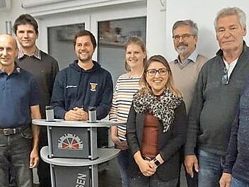 Der neue Vereinsausschuss der FFW Hausen (v.&nbsp;l.): Zweiter B&uuml;rgermeister Bernd Ruppert, Kommandant Siegfried Iglhaut, Zweiter Vorsitzender Bernd M&uuml;ller, Vorsitzender Marco Weichert, Schriftf&uuml;hrerin Anja Panzner, Beisitzerin Anna Sch&auml;fer, Kassier Herbert Kemeth und die weiteren Beisitzer Wolfgang Temme und Gerhard Zenk Foto: privat