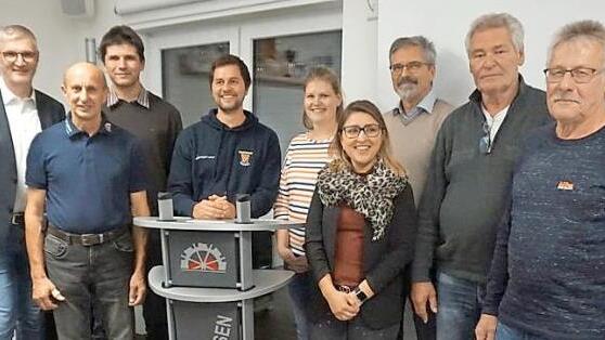 Der neue Vereinsausschuss der FFW Hausen (v.&nbsp;l.): Zweiter B&uuml;rgermeister Bernd Ruppert, Kommandant Siegfried Iglhaut, Zweiter Vorsitzender Bernd M&uuml;ller, Vorsitzender Marco Weichert, Schriftf&uuml;hrerin Anja Panzner, Beisitzerin Anna Sch&auml;fer, Kassier Herbert Kemeth und die weiteren Beisitzer Wolfgang Temme und Gerhard Zenk Foto: privat