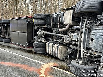 Laster im Kreis Erlangen-Höchstadt umgekippt: Autos entgehen Unfall um Haaresbreite - Trucker war wohl betrunken Laster im Kreis Erlangen-Höchstadt umgekippt: Autos entgehen Unfall um Haaresbreite - Trucker war wohl betrunken