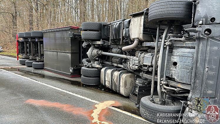 Laster im Kreis Erlangen-Höchstadt umgekippt: Autos entgehen Unfall um Haaresbreite - Trucker war wohl betrunken