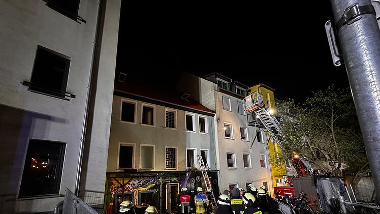 Band in Wohnung eines Mehrfamilienhauses: Feuerwehreinsatz in Nürnberg