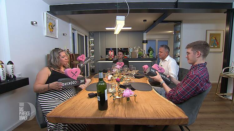 István (Zweiter von rechts) hat für alle ein exklusives Schaumstoff-Geschenk mitgebracht.