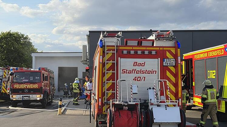 Supermarkt in Bad Staffelstein evakuiert: Feuerwehr bek&auml;mpft Rauchentwicklung