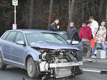 Der Audi des Unfallversachers wurde total beschädigt - die vier Insassen kamen mit leichten Verletzungen davon. Fotos: Karl-Heinz  Weber