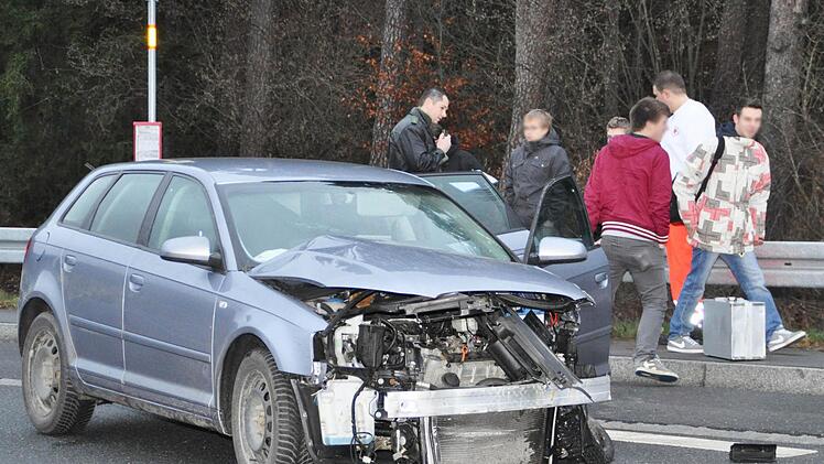 Der Audi des Unfallversachers wurde total beschädigt - die vier Insassen kamen mit leichten Verletzungen davon. Fotos: Karl-Heinz  Weber
