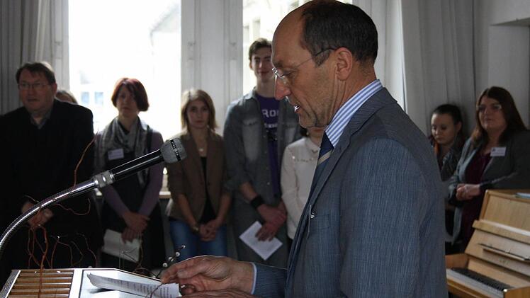 Schulleiter Bruno Buchen eröffnet die 16. Berufsbörse.