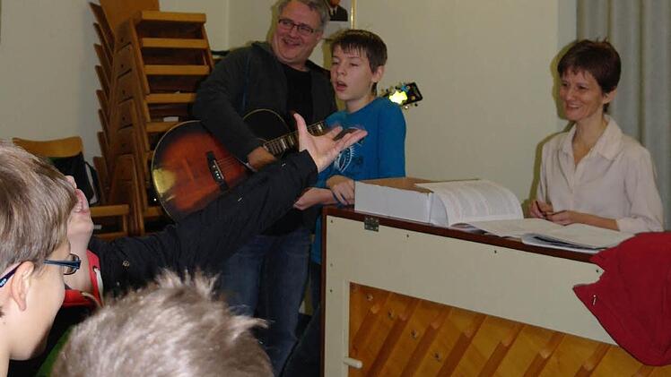 Ist mit Feuereifer dabei - Gerd Kirchner möchte erstmalig bei der Sternsingeraktion mitlaufen und probt mit den Kindern begeistert das Lied: "Wir kommen aus dem Morgenland". Foto: Stephanie Elm