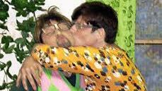 Tochter Theresa Schlicht (Tanja Wissendheit) - rechts) und Sohn Dominik (Marc Veen) freuen sich über die sturmfreie Bude.