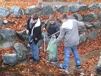 Die Umweltgruppe von Heike Schnödt beim Mühlbach-Reinigen. Foto: privat