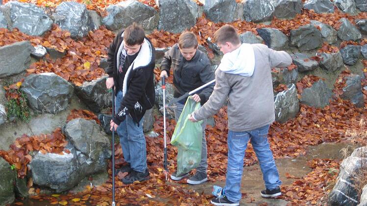 Die Umweltgruppe von Heike Schnödt beim Mühlbach-Reinigen. Foto: privat