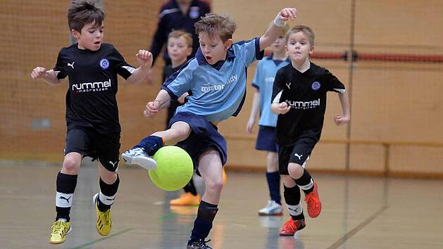 Der Hammerbacher SV (schwarze Trikots, im Spiel gegen den ASV Weisendorf) schnappte sich den Turniersieg bei den F1-Junioren. Foto: Picturedreams