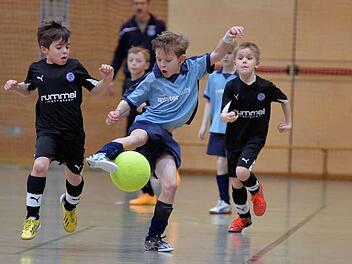 Der Hammerbacher SV (schwarze Trikots, im Spiel gegen den ASV Weisendorf) schnappte sich den Turniersieg bei den F1-Junioren. Foto: Picturedreams