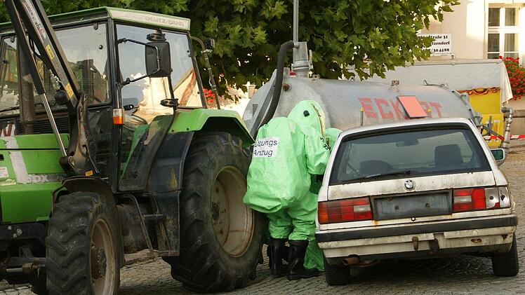 Von den CSA-Anzügen geschützt, konnten die Retter an die Bergung des Autofahrers gehen.  Foto: Sabine Weinbeer