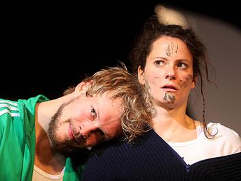 Isa (Eva Marianne Berger) begegnet dem taubstummen Jungen (Oliver Baesler). Foto: Henning Rosenbusch