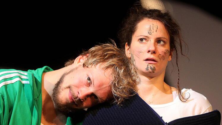 Isa (Eva Marianne Berger) begegnet dem taubstummen Jungen (Oliver Baesler). Foto: Henning Rosenbusch