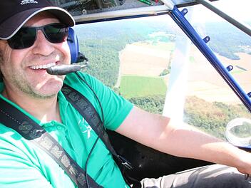 Matthias Albert ist nicht nur Präsident des noch existierenden Fliegerclubs, sondern leitet auch den Motorsegler-Verein und die Segelflug-Gemeinschaft. Hier ist er bei einem Rundflug gestern über Bad Kissingen zu sehen.  Fotos: Ralf Ruppert