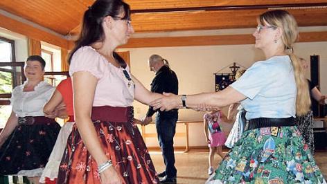 Selbst sind die Frauen, wenn mal kein männlicher Tänzer zur Hand ist.