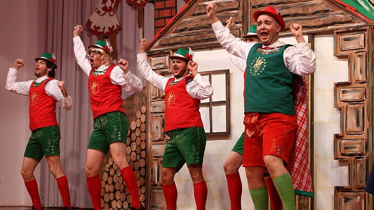 Nackte Männerbeine! Das Männerballett aus Bachrain mit dem Alpenjodler Heidi und Peter. Foto: Thomas Dill