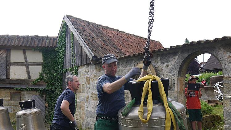 Impression vom Einbau der neuen Kirchenglocken in Gleußen.Berthold Köhler