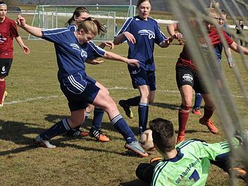 Weg mit dem Ball: Die Frauen des SV Albertshausen (in Blau, hier gegen die FVgg Kickers Aschaffenburg) spielen die Saison gemeinsam  mit N&uuml;dlingen.ssp