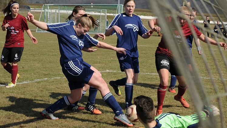 Weg mit dem Ball: Die Frauen des SV Albertshausen (in Blau, hier gegen die FVgg Kickers Aschaffenburg) spielen die Saison gemeinsam  mit N&uuml;dlingen.ssp