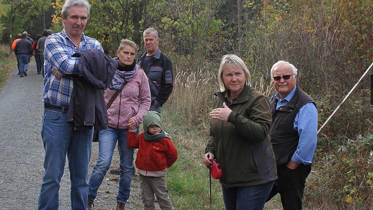 Carmen Hombach (Zweite von rechts) erklärte, dass die Holzpreise im Keller sind. Eine Nasseinlagerung sei nicht zu empfehlen.