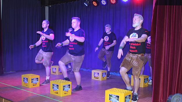 Der Bierkastenschuhplattler beim Büttenabend in Buchbach Uwe Zipfel