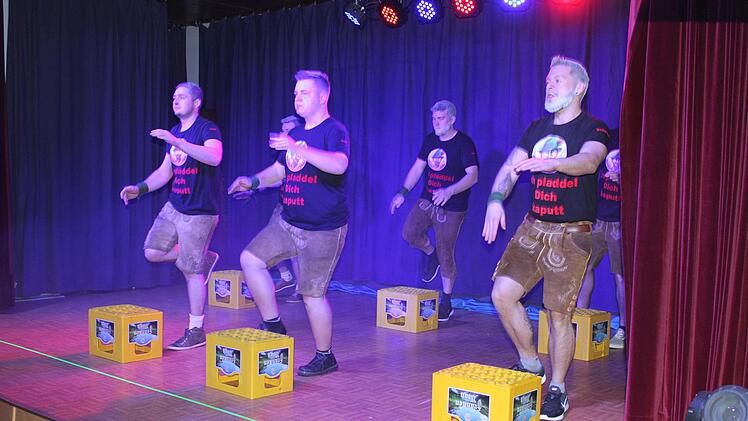 Der Bierkastenschuhplattler beim Büttenabend in Buchbach Uwe Zipfel
