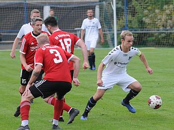 Gleich drei Spieler vom SV Rödelmaier düpiert Yanik Pragmann in dieser Szene. Was nichts daran ändert, dass der FC Westheim am Ende mal wieder mit leeren Händen dastand. Foto: ssp