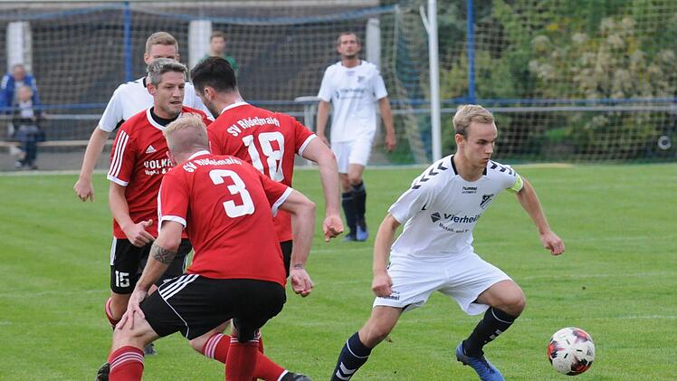 Gleich drei Spieler vom SV Rödelmaier düpiert Yanik Pragmann in dieser Szene. Was nichts daran ändert, dass der FC Westheim am Ende mal wieder mit leeren Händen dastand. Foto: ssp