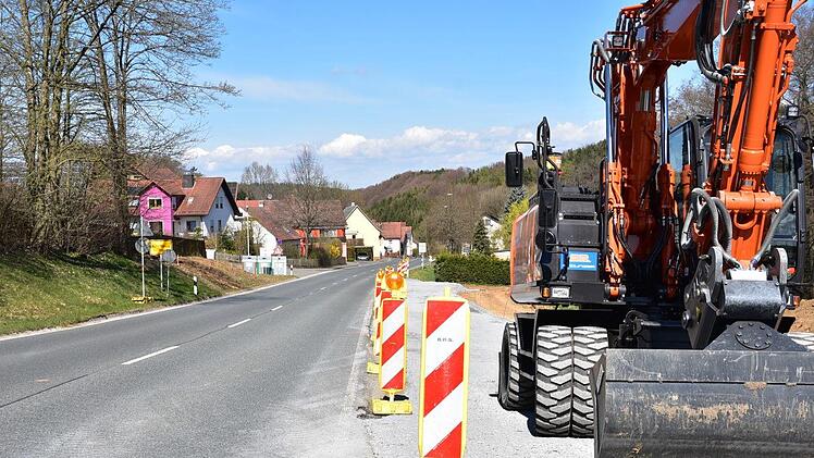 In Kirchleus m&uuml;ndet der Radweg in die Hauptstra&szlig;e des Dorfes.  Foto: Uschi Prawitz