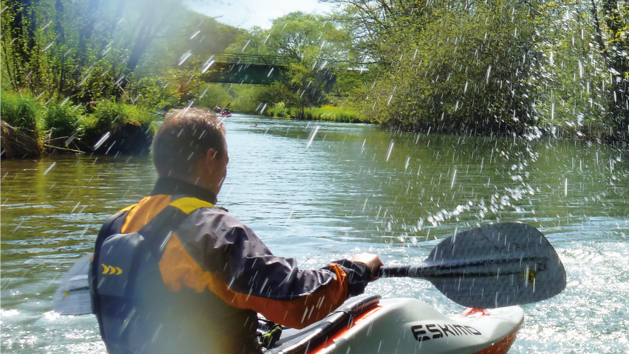Bei einem Geburtstagsausflug auf der Rednitz kenterten einige Personen mit ihrem Kanu und mussten gerettet werden.