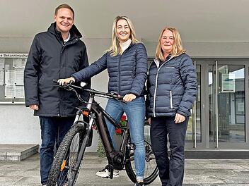 Oerlenbachs Bürgermeister Nico Rogge, Sachbearbeiterin Vanessa Kiesel und Christine Pfaff, Kommunalbetreuerin der Bayernwerk Netz GmbH, mit dem neuen E-Bike.