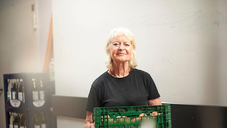 Angelika (75) arbeitet meistens in der Spätschicht in einem Berliner Supermarkt - 40 Stunden im Monat. Für ihre Arbeit bekommt sie den Mindestlohn.