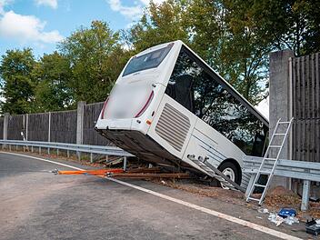 Bus bricht durch Schallschutzwand - zahlreiche Verletzte