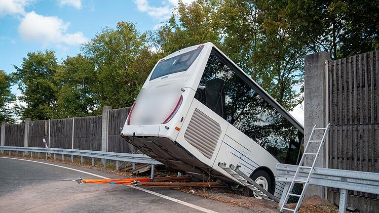 Bus bricht durch Schallschutzwand - zahlreiche Verletzte