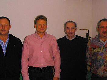 Edgar Koch (2. von links) dankte seinen Mitarbeitern (von links) Kilian Schärpf, Günther Heinlein und Klaus Weissenberger.Foto: privat