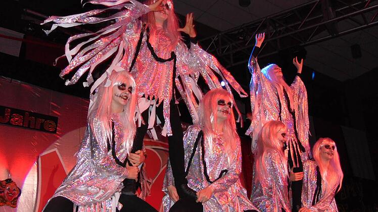 Die Jugendgarde begeisterte mit ihrem Showtanz zum Thema "Gespenster".  Foto: Petra Malbrich