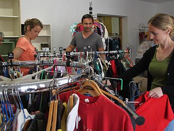 Der Kleiderkammer-Laden wird eingeräumt. Susan Müller (rechts), ihr Mann Björn und Tanja Blahuscheck packen mit an. Fotos: Alexander Hartmann