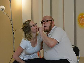 "Blind-Date": Eine Wurstverkäuferin (Luisa Hämel) findet ihren Traummann (Timo Frank)  Fotos: Björn Hein